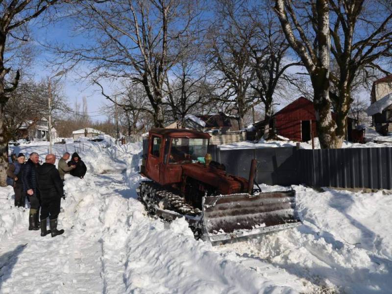 ცაგერის მუნიციპალიტეტში შიდა სასოფლო საავტომობილო გზების თოვლისგან წმენდის სამუშაოები...